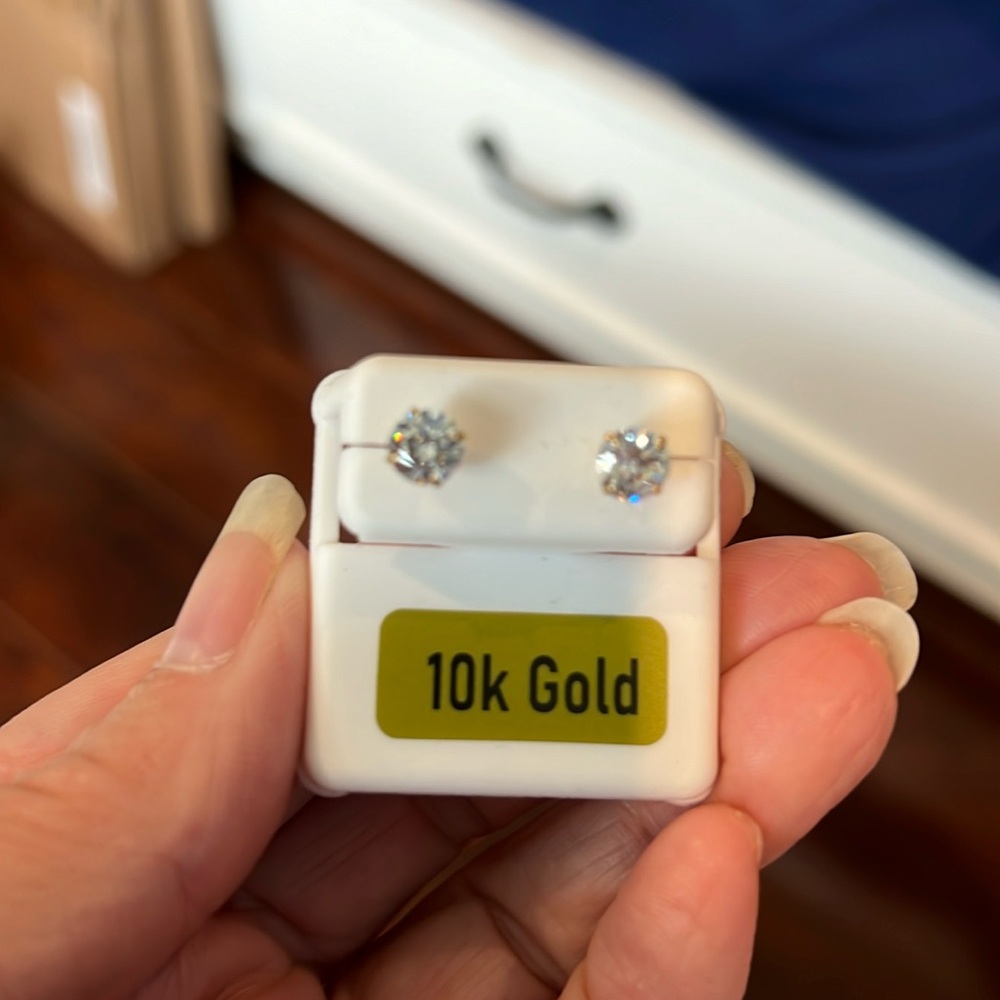 10 karat gold 6 mm round cubic zirconium earrings